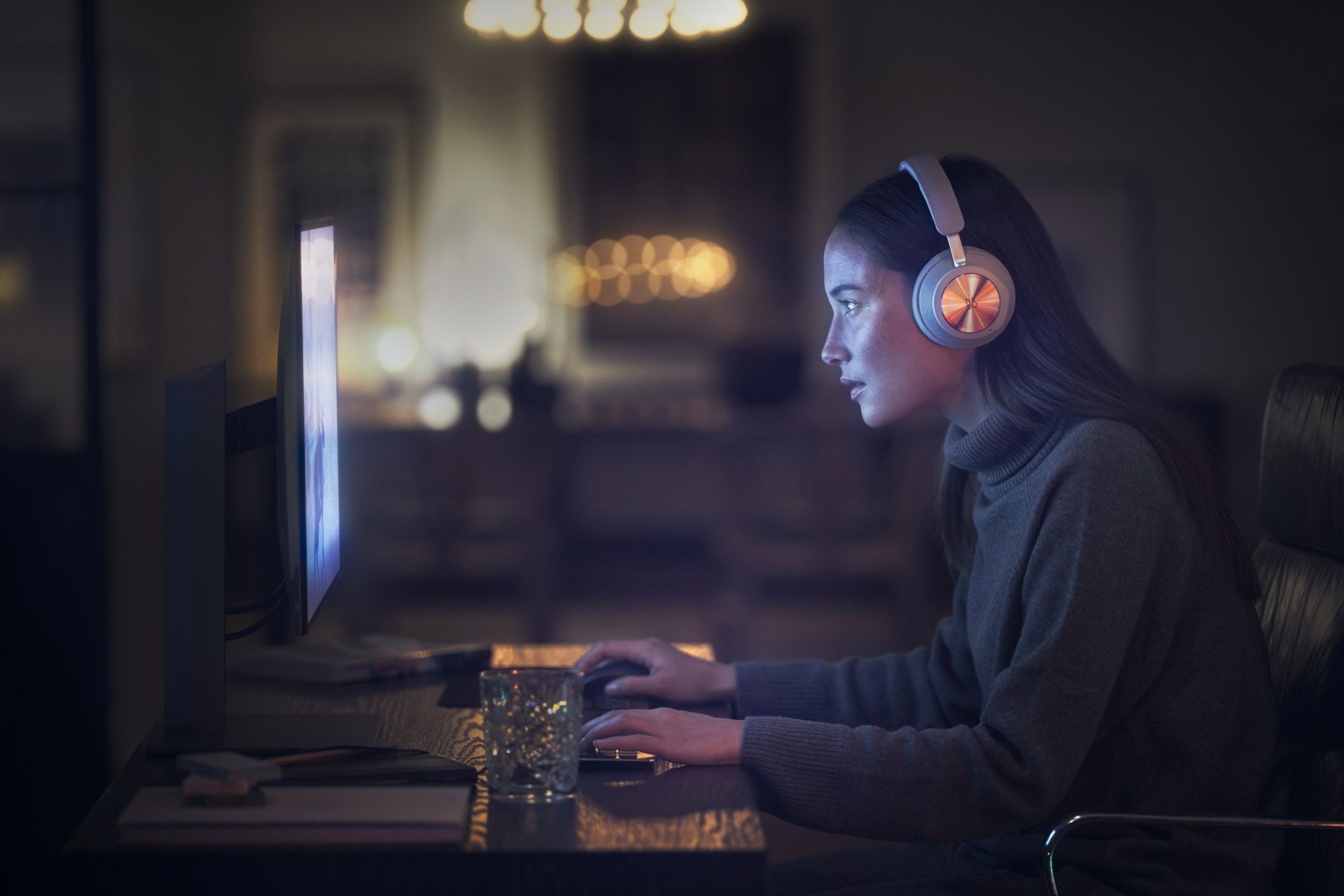 A woman playing with B&O Beoplay Portal / B&O Beoplay Portal headphones